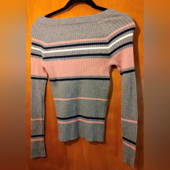 AMBIANCE Apparel. Sweatshirt. Size L - Picture 4 of 4